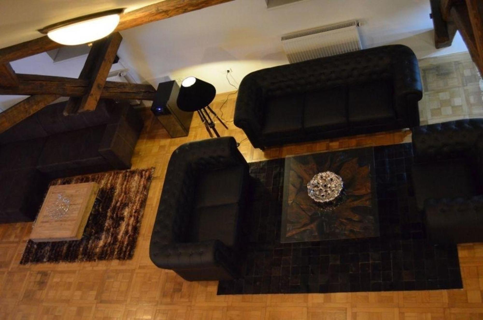 Geraeumiges, Helles Fuer 7 Personen Apartment Prag